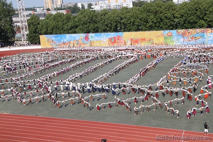 X Latvijas skolu jaunatnes Dziesmu un deju svētku noslēguma koncerts Deja kāpj debesīs notika 2010.gada 11.jūlijā, Daugavas stadionā 46804
