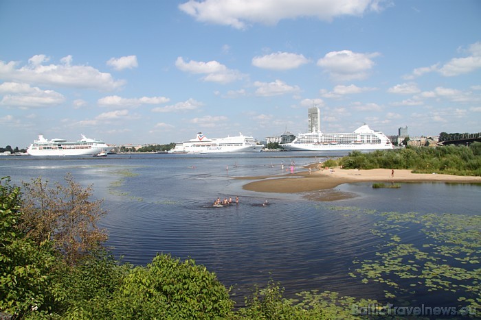 22.07.2010 Rīgā ienāca 4 lieli pasažieru kuģi, bet tikai trīs no tiem varēja pietauvoties tuvāk Vecrīgai 22.07.2010 Rīgā ienāca 4 lieli pasažieru kuģi, bet tikai trīs no tiem varēja pietauvoties tuvāk Vecrīgai 47406