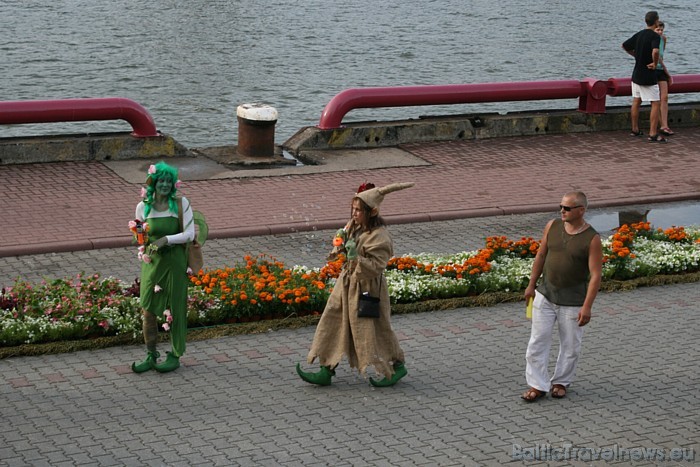 Pēc 27.07.2010 puķes tiks izstādītas pie skolām un bērnudārziem, kā arī īpašā, pilsētas jubilejai par godu veidotā lielā puķu dobē Pēc 27.07.2010 puķes tiks izstādītas pie skolām un bērnudārziem, kā arī īpašā, pilsētas jubilejai par godu veidotā lielā puķu dobē 47494