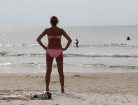 Atpūtnieki bauda jūru un sauli 14