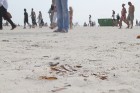 Baltic Beach Party apkārtējā pludmale ir pilna ar sasistām pudelēm. Pludmalē ir jābūt ļoti uzmanīgiem, jo pēc nakts pasākumiem stikli netiek novākti! 18
