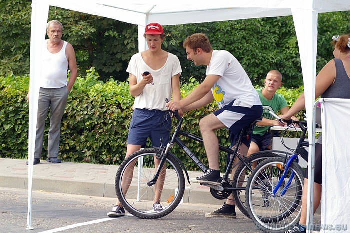 Kausa sacensībās dalībnieki dodas nu jau tradicionālajā riteņbraucienā. Šogad individuālajā šosejas velobraucienā startēja 221 dalībnieks Kausa sacensībās dalībnieki dodas nu jau tradicionālajā riteņbraucienā. Šogad individuālajā šosejas velobraucienā startēja 221 dalībnieks 48386