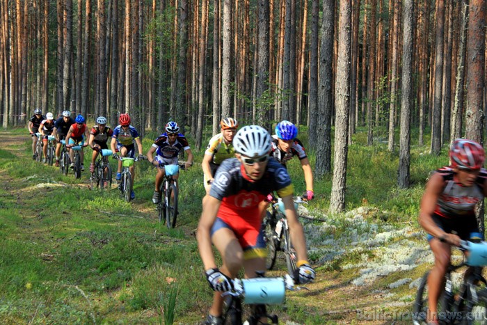 Meža trases apļa garums - 4,7 km. Atkarībā no dzimuma un vecuma dalībniekiem jāveic divi līdz četri apļi Meža trases apļa garums - 4,7 km. Atkarībā no dzimuma un vecuma dalībniekiem jāveic divi līdz četri apļi 48392