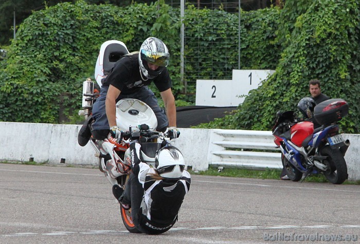 Motociklistu kaskadieru triki 48570