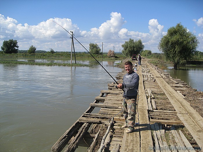 Vietējie makšķernieki izmanto katru iespēju tikt pie loma 50260