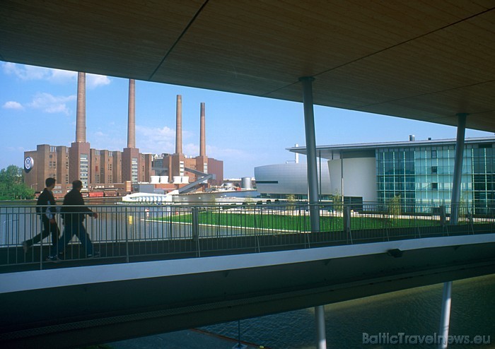 Autostadt komplekss atrodas tieši blakus Volkswagen ražotnei un tas tika atklāts 01.06.2010 - reizē ar pasaules Expo izstādi Hannoverē
Foto: Autosta Autostadt komplekss atrodas tieši blakus Volkswagen ražotnei un tas tika atklāts 01.06.2010 - reizē ar pasaules Expo izstādi Hannoverē
Foto: Autosta 50743