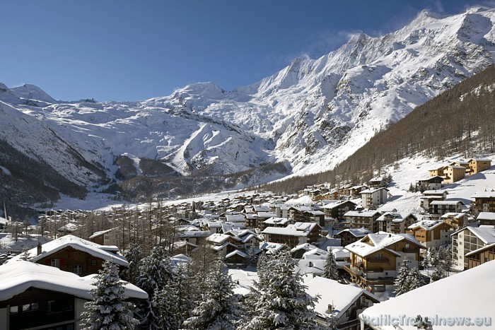 Aptuveni 220 kvadrātkilometru plašajā ielejā atrodas vairākas apdzīvotas vietas, kas ziemās gaida viesus un ceļotājus
Foto: Photopress/Saas-Fee 50894