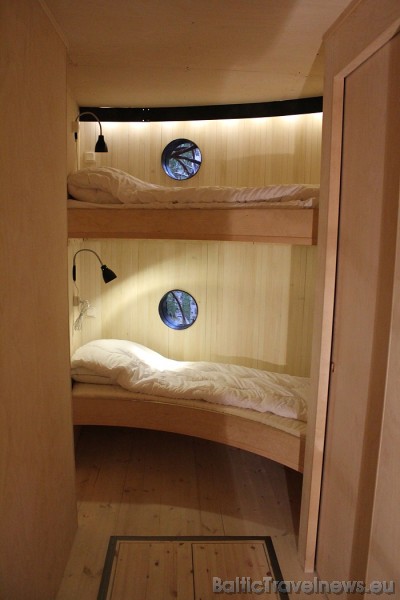 Katrā Treehotel numurā ir iekārtota dzīvojamā zona un guļamtelpa. Divos numuros ir divas gultas, bet pārējos - četras gultas, tāpēc tie piemēroti ģime 51166