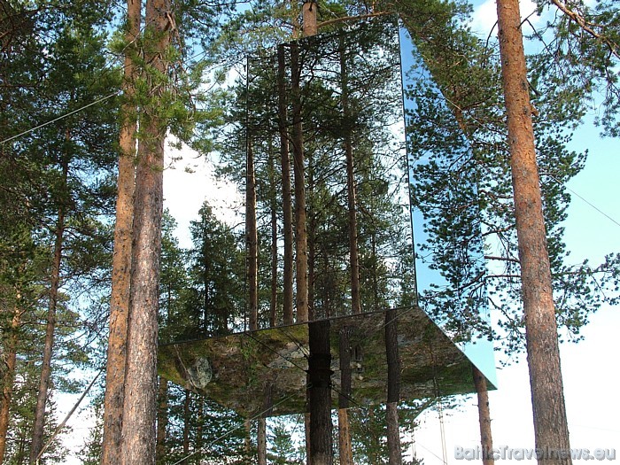 Numurs Mirrorcube jeb Spoguļkubs paredzēts diviem cilvēkiem - tur ir divvietīga gulta, vannas istaba, dzīvojamā zona un jumta terase
Foto: © Treehote 51170