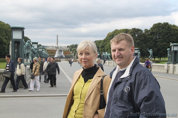 Dzintra Eglīte (ECC) un Aivars Mackevičs (BalticTravelnews.com) Vigeland skulptūru parkā. Vairāk info www.visitoslo.com 51295