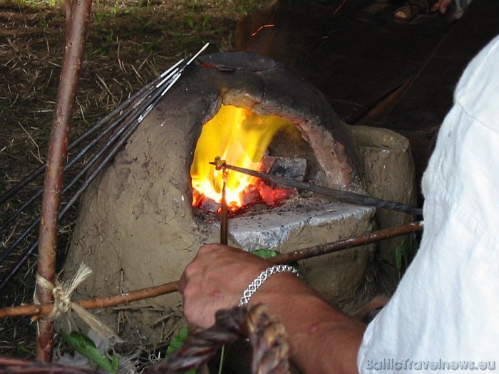 Ribes vikingu centrā iespējams vērot, kā vikingu laikā darināja ieročus 
Foto: Ribe Viking Centre 51452