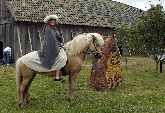 Centrā iespējams noskatīties arī jāšanas priekšnesumus 
Foto: Ribe Viking Centre 51455