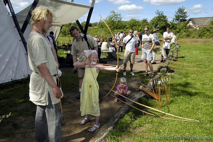 Centrā iespējams izmēģināt šaušanu ar vikingu lokiem
Foto: Ribe Viking Centre 51457