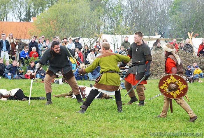 Ribes vikingu centra adrese ir Lustrupholm, Lustrupvej 4, DK-6760 Ribe 
Foto: Ribe Viking Centre 51459