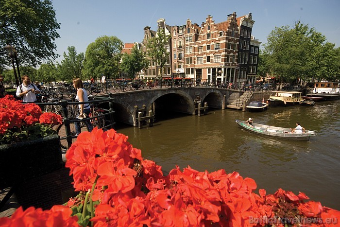 Unesco jau 2010. gada augustā paziņoja, ka Amsterdamas kanāliem piešķirts pasaules kultūras mantojuma objekta statuss
Foto: Netherlands Board of Tour Unesco jau 2010. gada augustā paziņoja, ka Amsterdamas kanāliem piešķirts pasaules kultūras mantojuma objekta statuss
Foto: Netherlands Board of Tour 52445