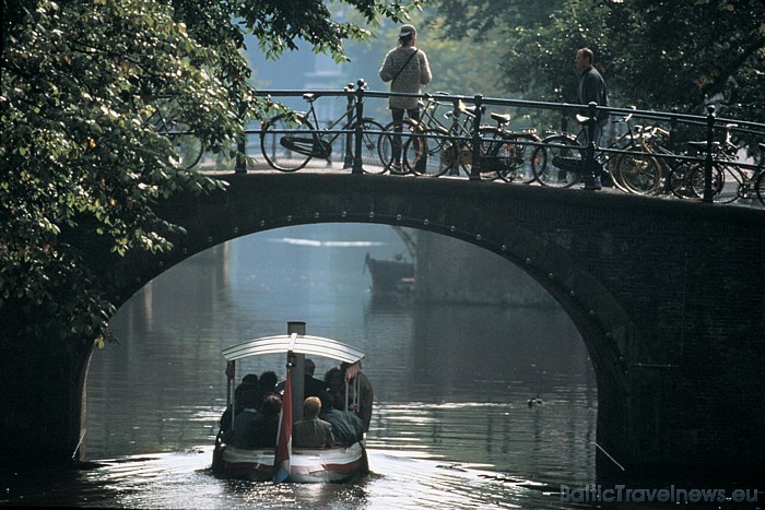 Līkumotās kanālu sistēmas dēļ Amsterdamu mēdz dēvēt par ziemeļu Venēciju
Foto: Netherlands Board of Tourism & Conventions Līkumotās kanālu sistēmas dēļ Amsterdamu mēdz dēvēt par ziemeļu Venēciju
Foto: Netherlands Board of Tourism & Conventions 52447