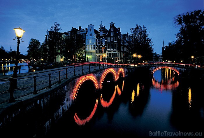 Dažu nākamo gadu desmitu laikā radās trīs galvenie kanāli - Herengracht, Prinsengracht un Keizersgracht
Foto: Netherlands Board of Tourism & Conventi Dažu nākamo gadu desmitu laikā radās trīs galvenie kanāli - Herengracht, Prinsengracht un Keizersgracht
Foto: Netherlands Board of Tourism & Conventi 52453