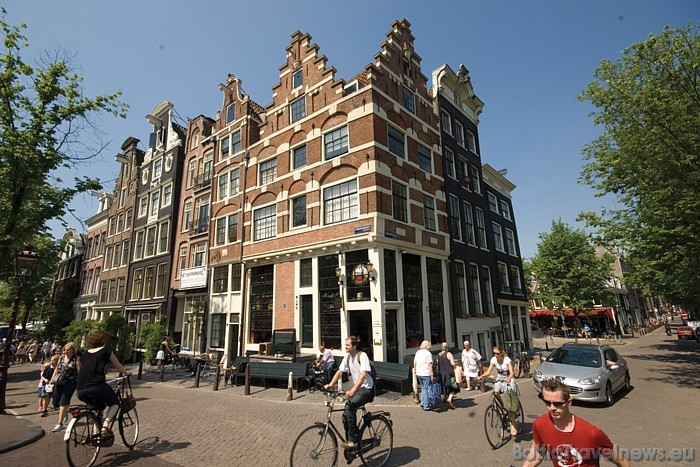 Tur rindojas kafejnīcas, mazi veikaliņi, sīkpreču bodītes un suvenīru veikali
Foto: Netherlands Board of Tourism & Conventions Tur rindojas kafejnīcas, mazi veikaliņi, sīkpreču bodītes un suvenīru veikali
Foto: Netherlands Board of Tourism & Conventions 52459