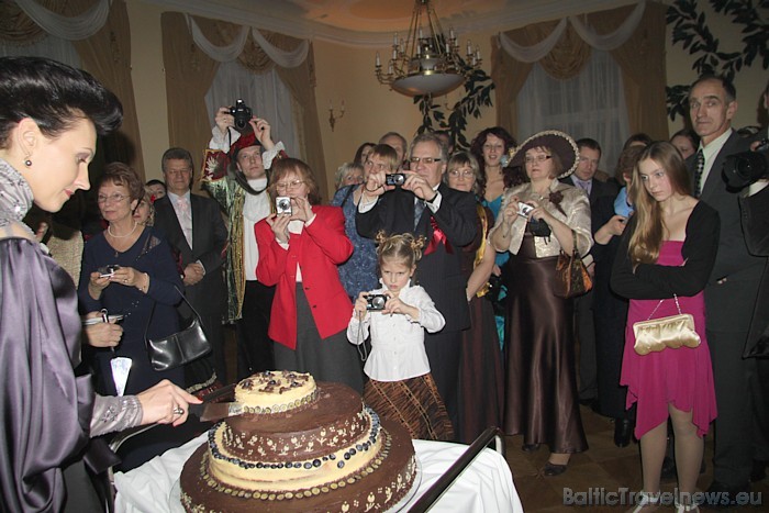 Piļu un muižu asociācijas akcijas «Apceļosim Latvijas pilis!» noslēguma pasākums Mālpils muižā - svētku tortes pirmais grieziens 52758