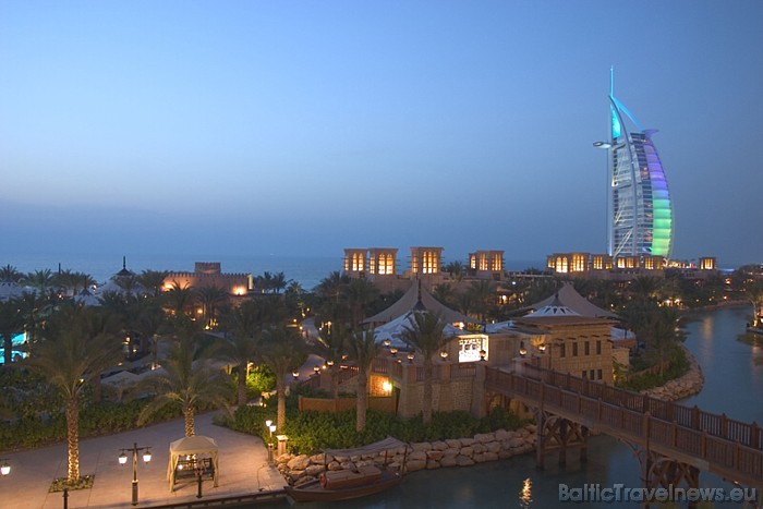 Viesnīca Burj al Arab, kas tulkojumā nozīmē Arābu tornis, bet tiek saukta arī par Dubaijas buru, ir viena no Dubaijas emirāta vizītkartēm Viesnīca Burj al Arab, kas tulkojumā nozīmē Arābu tornis, bet tiek saukta arī par Dubaijas buru, ir viena no Dubaijas emirāta vizītkartēm 52793