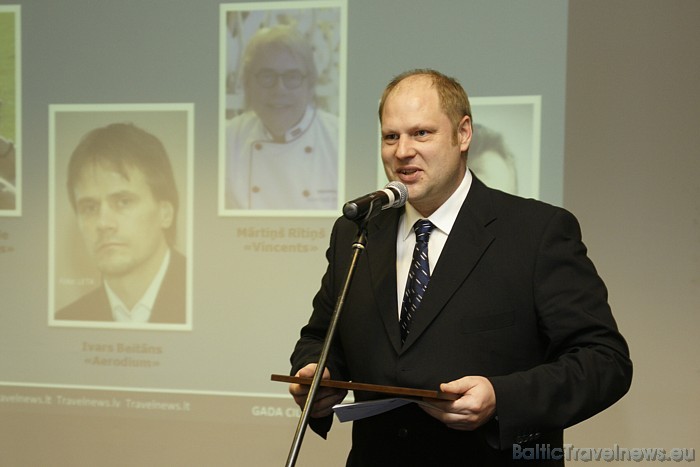 «Gada cilvēks tūrismā 2010» absolūtās klases laureāta pieteikšanai uz skatuvi tika aicināts Latvijas Tūrisma attīstības valsts aģentūras vadītājs Arma 52935