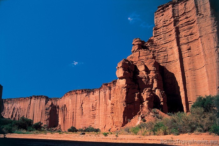 Argentīnā sastopami arī augsti granīta kalni - tie mēdz sasniegt pat 2600-2850 metru augstumu
Foto: © argentina.travel Argentīnā sastopami arī augsti granīta kalni - tie mēdz sasniegt pat 2600-2850 metru augstumu
Foto: © argentina.travel 54179