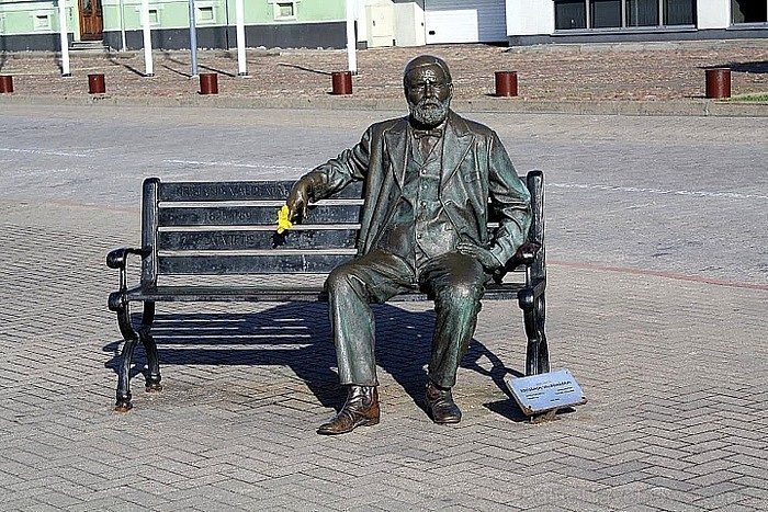 Par godu kā vienam no latviešu jūrniecības pamatlicējam Ostmalā ir Krišjāņa Valdemāra piemineklis, kas ir viena no populārākajām fotografēšanās vietā Par godu kā vienam no latviešu jūrniecības pamatlicējam Ostmalā ir Krišjāņa Valdemāra piemineklis, kas ir viena no populārākajām fotografēšanās vietā 59901