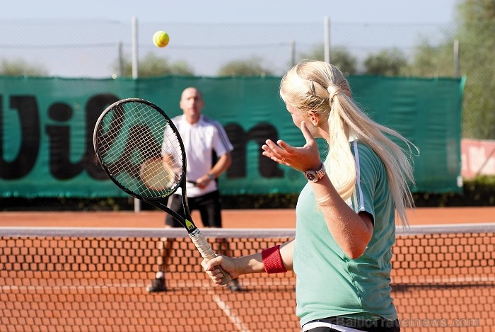 Par maksu var izmantot kādu no viesnīcas 35 tenisa kortiem (bez apgaismojuma). Iesācējiem tiek piedāvāta apmācība (German PCT, Tennis school) un inven Par maksu var izmantot kādu no viesnīcas 35 tenisa kortiem (bez apgaismojuma). Iesācējiem tiek piedāvāta apmācība (German PCT, Tennis school) un inven 60147