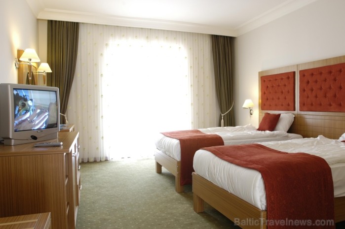 Viesnīcas Club Gural Premier Belek standarta numurs. Katrā numurā ir minibārs (atspirdzinošie dzērieni, papildināšana katru dienu, bez maksas) un seif Viesnīcas Club Gural Premier Belek standarta numurs. Katrā numurā ir minibārs (atspirdzinošie dzērieni, papildināšana katru dienu, bez maksas) un seif 60154