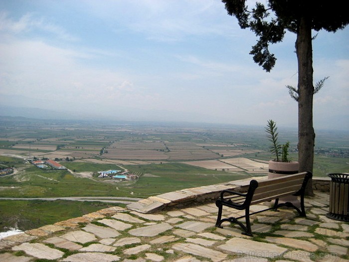 Pamukkale ir brīnumaina vieta Turcijā, kas ir slavena ar dziedinošiem ūdeņiem (Kleopatras baseinu), elpu aizraujošo ainavu (Baltās terases) un bagāto  60946