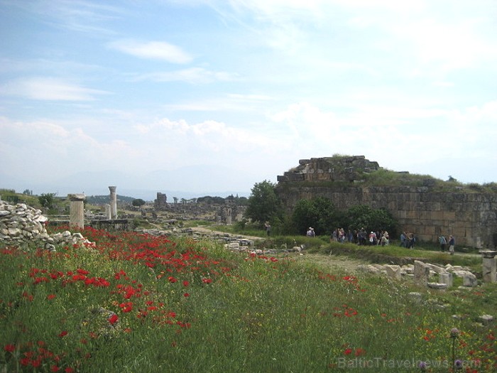 Pamukkale ir brīnumaina vieta Turcijā, kas ir slavena ar dziedinošiem ūdeņiem (Kleopatras baseinu), elpu aizraujošo ainavu (Baltās terases) un bagāto Pamukkale ir brīnumaina vieta Turcijā, kas ir slavena ar dziedinošiem ūdeņiem (Kleopatras baseinu), elpu aizraujošo ainavu (Baltās terases) un bagāto 61046