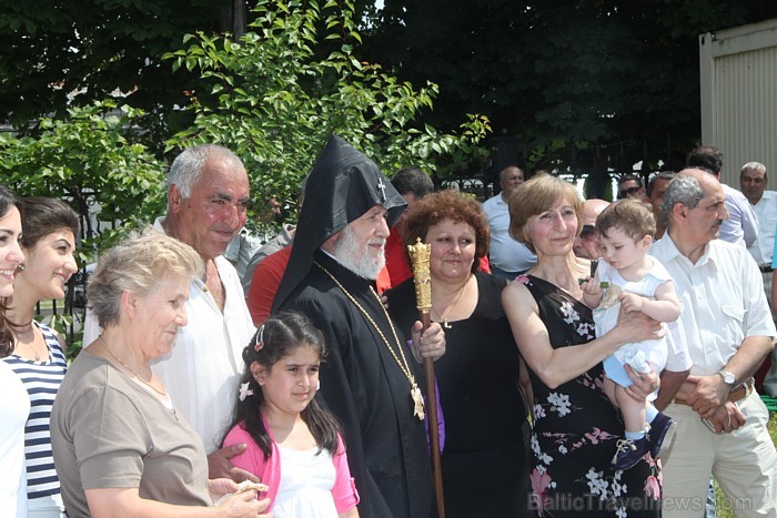 Armēņu apustuliskā baznīca un Latvijas armēņu kopiena iesvēta savu dievnamu kopā patriarhu Katolikosa Karekina II. 63064