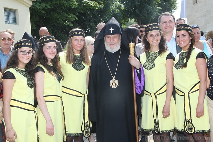 Armēņu apustuliskā baznīca un Latvijas armēņu kopiena iesvēta savu dievnamu kopā patriarhu Katolikosa Karekina II. 63077
