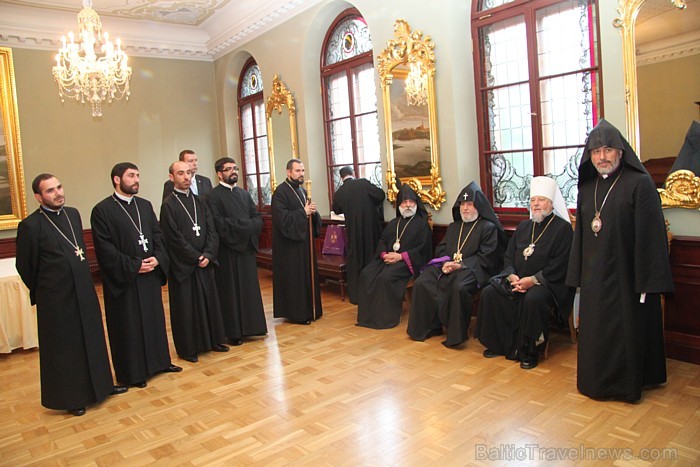 Melngalvju nams. Armēņu apustuliskā baznīca un Latvijas armēņu kopiena iesvēta savu dievnamu kopā patriarhu Katolikosa Karekina II. 63114