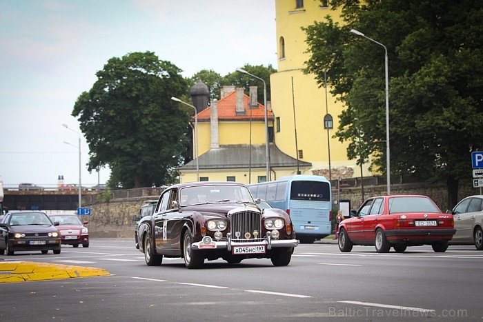 3. starptautiskais Dikļu pils retro rallijs, kas norisinājās 14.-16.07.2011, viesojās arī Rīgā  (foto: www.diklipalacehotel.com) 64281
