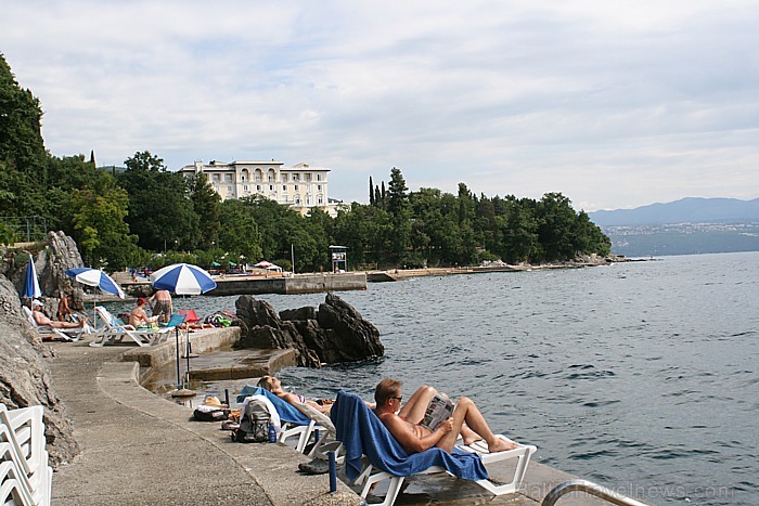 Saulainā vasara un dzidrais, līdz +26°C siltais jūras ūdens vilina atpūtniekus baudīt atpūtu jūras krastā 65833