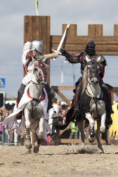 Rīgas 810 gadu jubilejas svētku ietvaros, 11. novembra krastmalā notika vēl Latvijā klātienē neredzētas bruņinieku cīņas zirgos. Foto: www.fotoprojekt Rīgas 810 gadu jubilejas svētku ietvaros, 11. novembra krastmalā notika vēl Latvijā klātienē neredzētas bruņinieku cīņas zirgos. Foto: www.fotoprojekt 65992