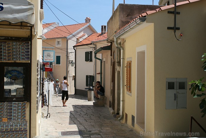 Baškā tika atrasta vecākā rakstu akmens plāksne (no 1100.gada), un kuras gravējumi ir vecākās zināmās horvātu valodas liecības 66118