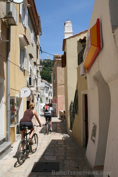 Baška apkārtnē tiek piedāvāti 16 pārgājienu maršruti, kur 80 km garumā tie ir marķēti 66122