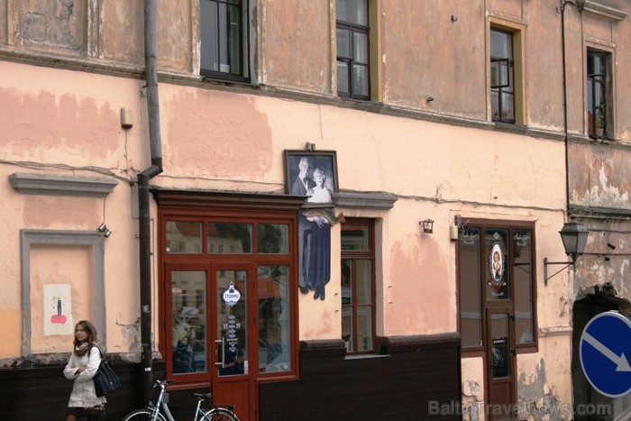Padomju laikos hipsterīgajās ēkās dzīvoja nabagi un ielasmeitas, taču tagad Užupja iemītnieki ir mākslinieki, aktieri un jaunie intelektuāļi. Padomju laikos hipsterīgajās ēkās dzīvoja nabagi un ielasmeitas, taču tagad Užupja iemītnieki ir mākslinieki, aktieri un jaunie intelektuāļi. 67225