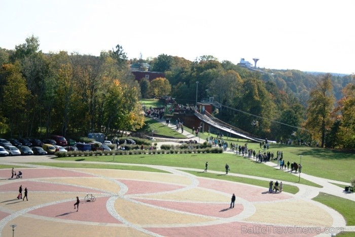 Kad Siguldā nokrāsojas pirmās koku lapas, gan vietējie, gan ārzemju ceļotāji trauc apbrīnot Zelta Rudeni. www.sigulda.lv Kad Siguldā nokrāsojas pirmās koku lapas, gan vietējie, gan ārzemju ceļotāji trauc apbrīnot Zelta Rudeni. www.sigulda.lv 67594