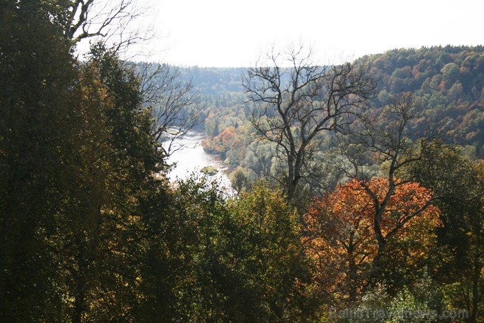 Kad Siguldā nokrāsojas pirmās koku lapas, gan vietējie, gan ārzemju ceļotāji trauc apbrīnot Zelta Rudeni. www.sigulda.lv Kad Siguldā nokrāsojas pirmās koku lapas, gan vietējie, gan ārzemju ceļotāji trauc apbrīnot Zelta Rudeni. www.sigulda.lv 67600