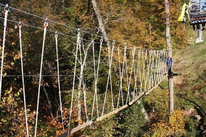 Kad Siguldā nokrāsojas pirmās koku lapas, gan vietējie, gan ārzemju ceļotāji trauc apbrīnot Zelta Rudeni. www.sigulda.lv Kad Siguldā nokrāsojas pirmās koku lapas, gan vietējie, gan ārzemju ceļotāji trauc apbrīnot Zelta Rudeni. www.sigulda.lv 67604