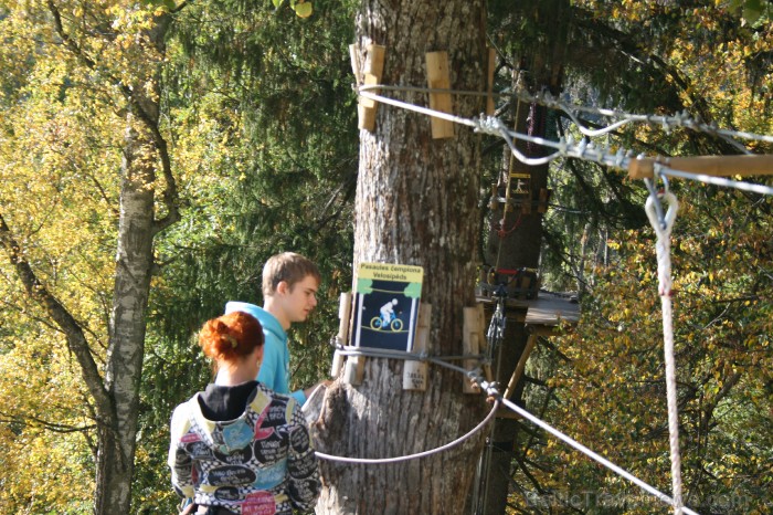 Kad Siguldā nokrāsojas pirmās koku lapas, gan vietējie, gan ārzemju ceļotāji trauc apbrīnot Zelta Rudeni. www.sigulda.lv Kad Siguldā nokrāsojas pirmās koku lapas, gan vietējie, gan ārzemju ceļotāji trauc apbrīnot Zelta Rudeni. www.sigulda.lv 67605