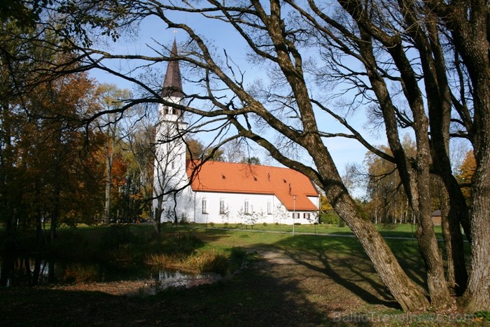Kad Siguldā nokrāsojas pirmās koku lapas, gan vietējie, gan ārzemju ceļotāji trauc apbrīnot Zelta Rudeni. www.sigulda.lv Kad Siguldā nokrāsojas pirmās koku lapas, gan vietējie, gan ārzemju ceļotāji trauc apbrīnot Zelta Rudeni. www.sigulda.lv 67612