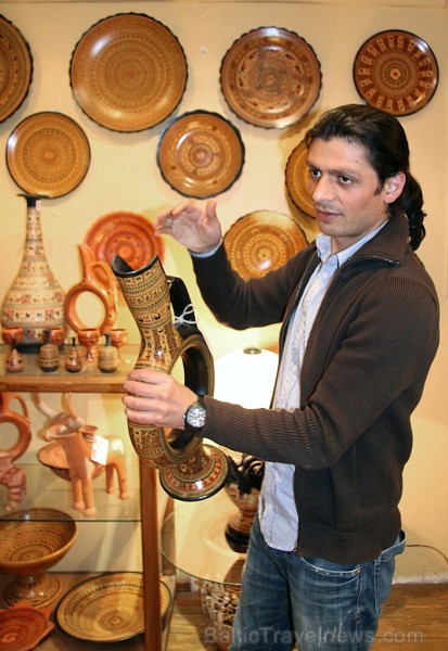 Mokinys Tuncay koc demonstruoja hetitu asoti. Foto: Kristina Stalnionytė 68252