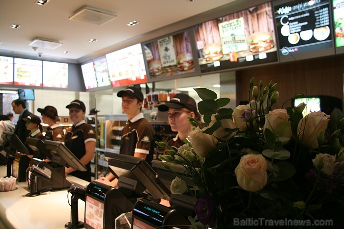 McDonald’s Imantā 3.11.2011 atklāja Latvijā lielāko «McDrive» restorānu. Vairāk informācijas - www.mcdonalds.lv McDonald’s Imantā 3.11.2011 atklāja Latvijā lielāko «McDrive» restorānu. Vairāk informācijas - www.mcdonalds.lv 68751
