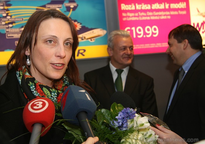 Piecmiljono pasažieri Daci Dižbiti-Osi intervē visi lielākie Latvijas mediji, kura vidēji 4 reizes gadā ierodas no Norvēģijas Latvijā Piecmiljono pasažieri Daci Dižbiti-Osi intervē visi lielākie Latvijas mediji, kura vidēji 4 reizes gadā ierodas no Norvēģijas Latvijā 70761