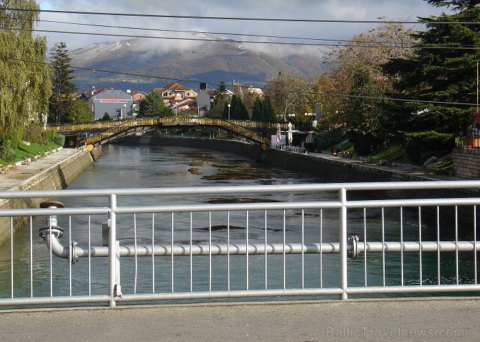 Struga - pilsēta Maķedonijas dienvidrietumos. Pilsēta atrodas ielejā starp vairākiem kalniem. Pilsētas dienvidos atrodas Ohridas ezers, kas ir senāka Struga - pilsēta Maķedonijas dienvidrietumos. Pilsēta atrodas ielejā starp vairākiem kalniem. Pilsētas dienvidos atrodas Ohridas ezers, kas ir senāka 71045