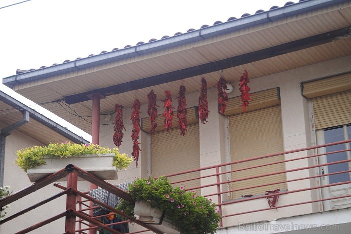Daudzviet pie mājām tiek kaltēti pipariņi www.remirotravel.lv 71057